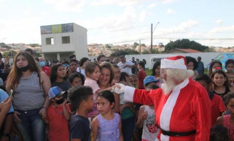 ​Chegada do Papai Noel com distribuição de brinquedos e doces no Estádio Jorge Banuth encantam crianças no Natal Encantado em Ibaiti