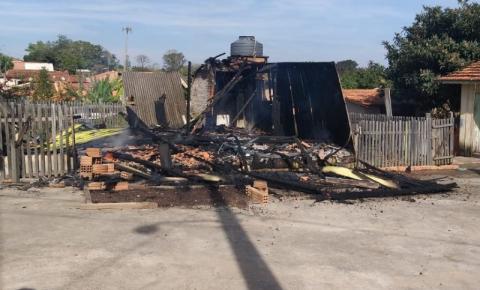 ​Homem incendeia casa dos pais em Santo Antônio da Platina