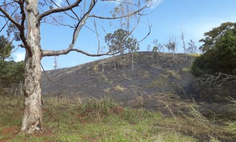Bombeiros controlam incêndio ambiental e resgatam jovens no Morro do Bim